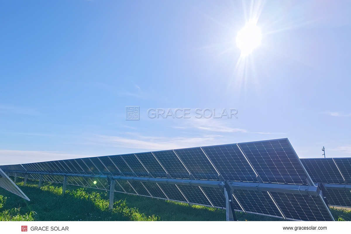 Pre-assembled aluminum solar mounting system for commercial rooftops